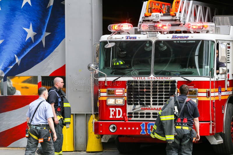 Quartel dos bombeiros de dez casas em NY foto de stock royalty free Quartel dos bombeiros de dez casas em NY foto de stock royalty free