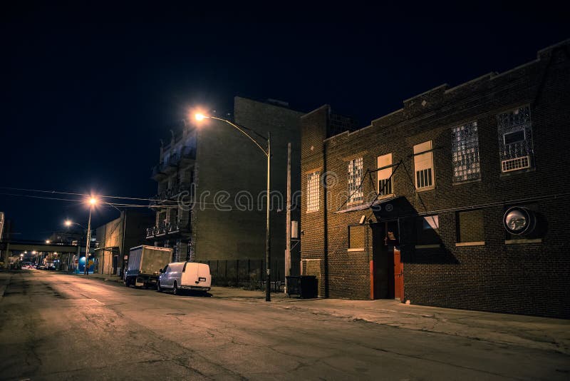 Quartier de la ville industriel urbain foncé et effrayant la nuit image stock Quartier de la ville industriel urbain foncé et effrayant la nuit image stock