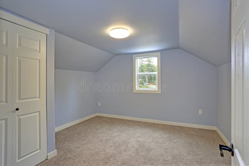 Quarto azul vazio pequeno acentuado com teto arcado imagem de stock Quarto azul vazio pequeno acentuado com teto arcado imagem de stock