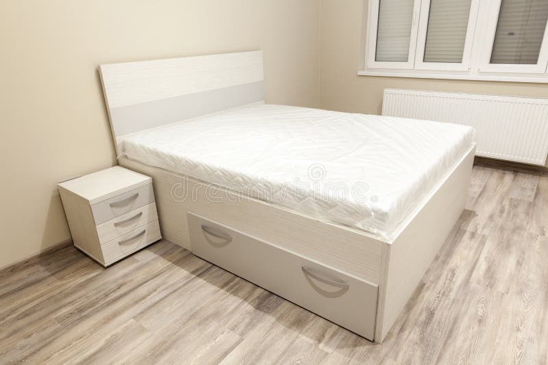 Quarto com cama vazia imagem de stock Quarto com cama vazia imagem de stock