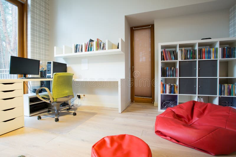 Quarto de estudo moderno fotografia de stock royalty free Quarto de estudo moderno fotografia de stock royalty free