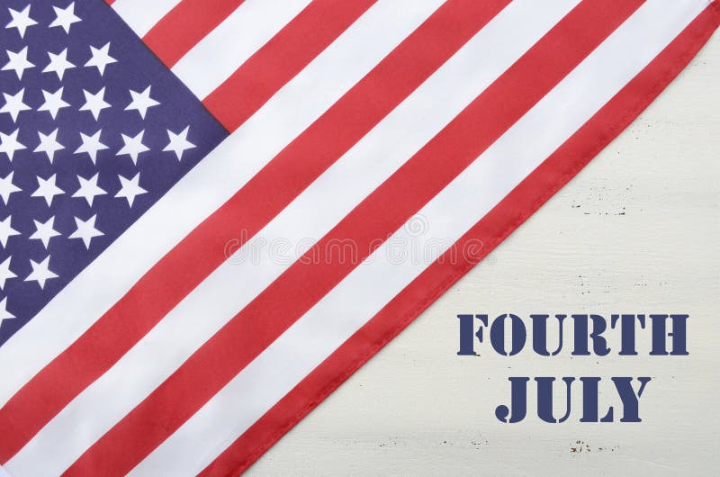 Quarto felice della bandiera luglio di U.S.A. sulla Tabella di legno bianca fotografie stock Quarto felice della bandiera luglio di U.S.A. sulla Tabella di legno bianca fotografie stock