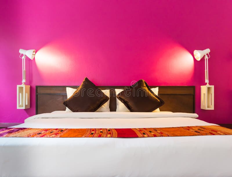Quarto moderno com parede vazia foto de stock Quarto moderno com parede vazia foto de stock