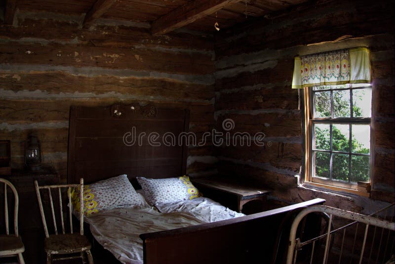 Quarto na cabana rústica de madeira histórica antiga imagens de stock Quarto na cabana rústica de madeira histórica antiga imagens de stock