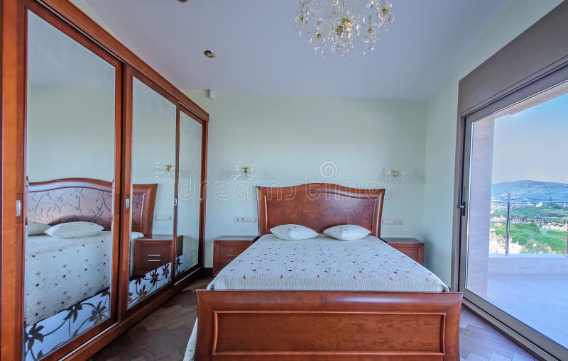 Quarto no estilo clássico Mobília de mogno luxuosa Vestuário w imagens de stock Quarto no estilo clássico Mobília de mogno luxuosa Vestuário w imagens de stock