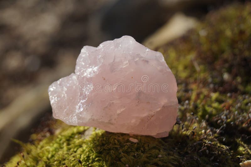 quartzo cor-de-rosa no sol foto de stock royalty free quartzo cor-de-rosa no sol foto de stock royalty free