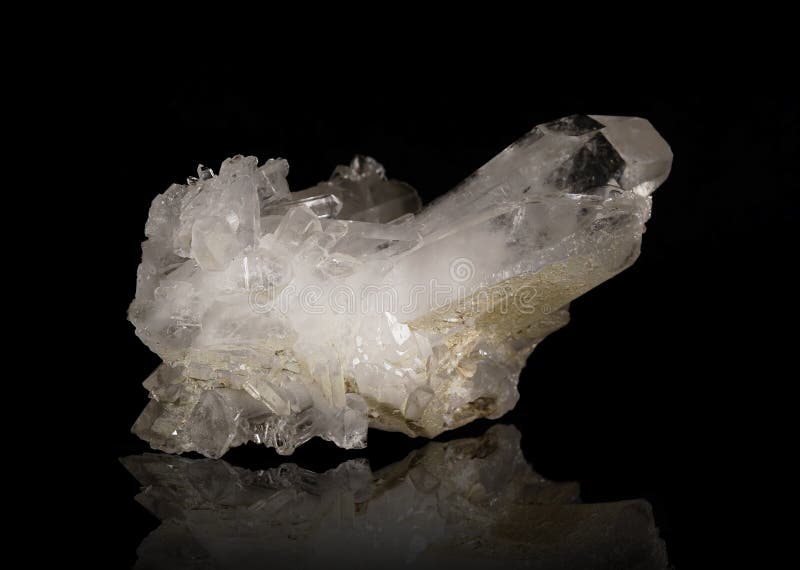 Un Pezzo Di Crystal Stone Minerale, Quarzo Bianco Trasparente Sul Nero - Foto 8