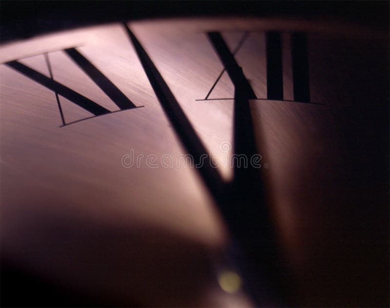 Quasi di mezzanotte sul fronte dell'orologio con il primo piano dei numeri romani