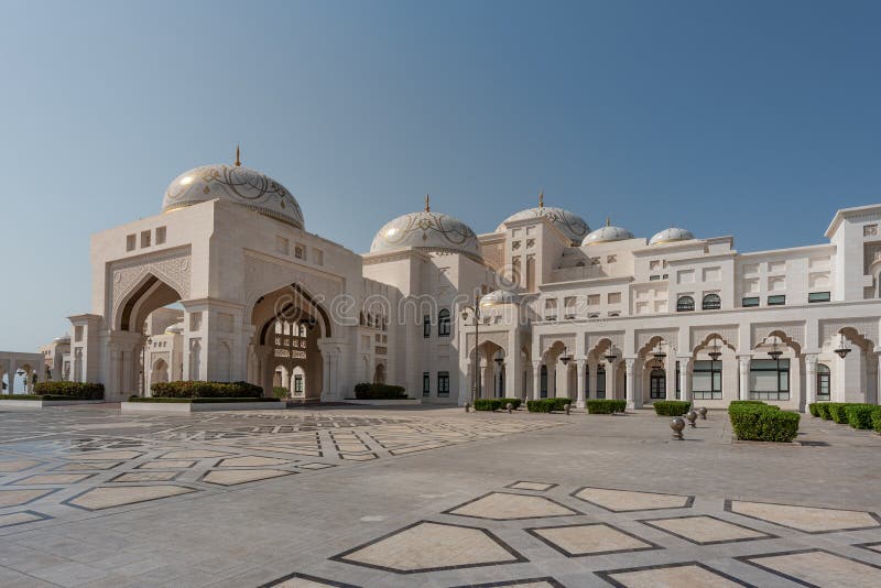 Quasr al watan uae Presidentpalats yttre vy av entréporten med vita domer abu dhabi arkivfoto