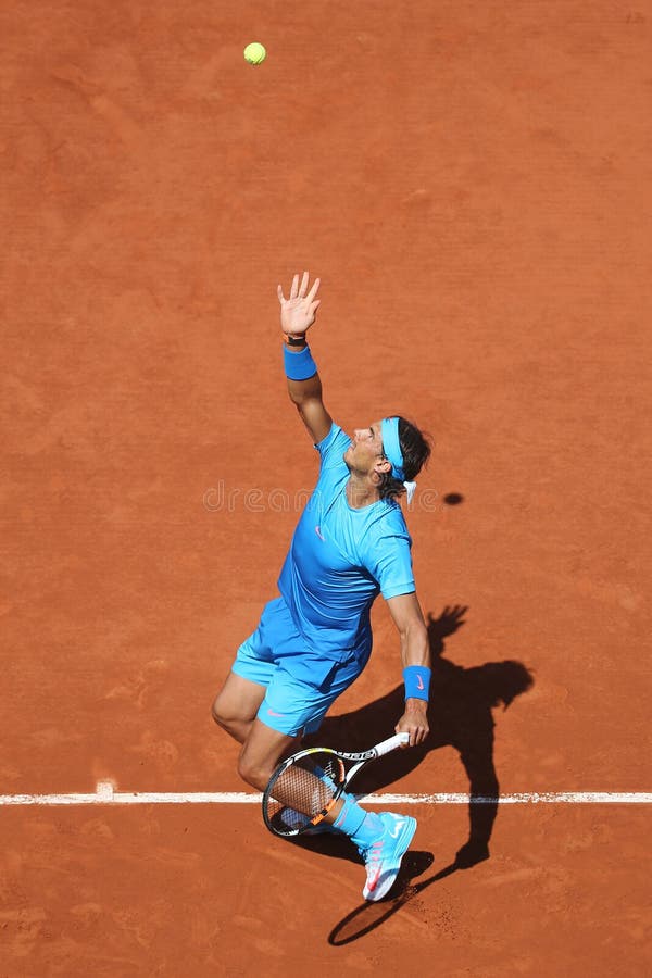 Quatorze campeões Rafael Nadal do grand slam das épocas na ação durante seu terceiro fósforo do círculo em Roland Garros 2015 foto de stock royalty free Quatorze campeões Rafael Nadal do grand slam das épocas na ação durante seu terceiro fósforo do círculo em Roland Garros 2015 foto de stock royalty free