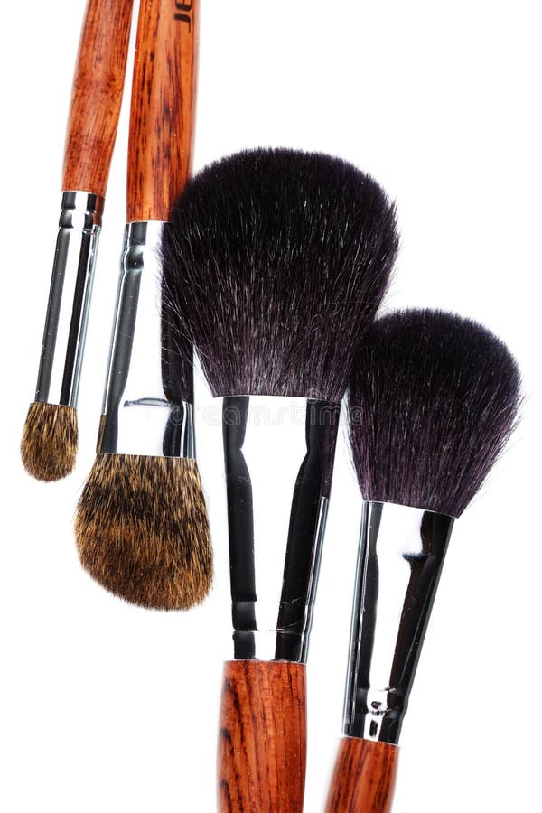 Quatre brosses de maquillage sur le fond blanc images stock Quatre brosses de maquillage sur le fond blanc images stock