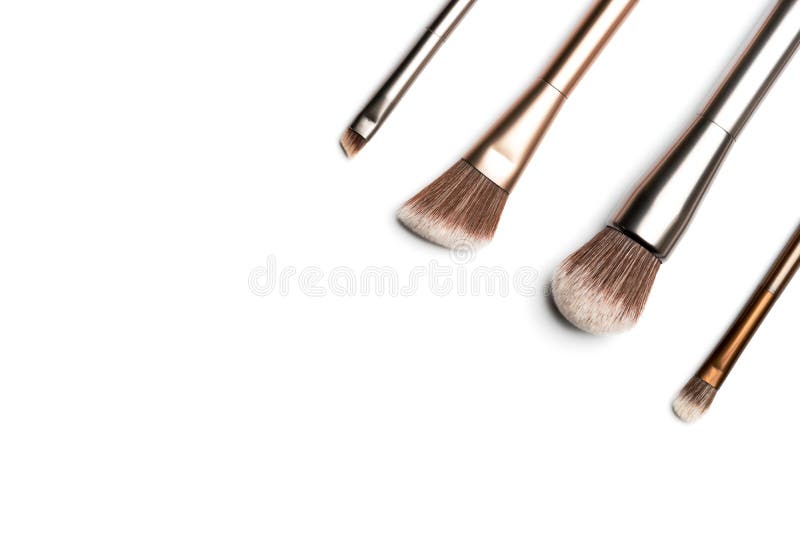 Quatre brosses en bronze- et de couleur argent brillantes de maquillage pour l'applyi image libre de droits Quatre brosses en bronze- et de couleur argent brillantes de maquillage pour l'applyi image libre de droits