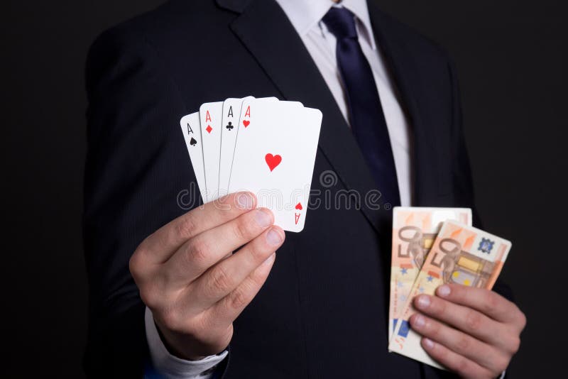 Quatre cartes et argents d'as équipe dedans des mains photographie stock libre de droits Quatre cartes et argents d'as équipe dedans des mains photographie stock libre de droits