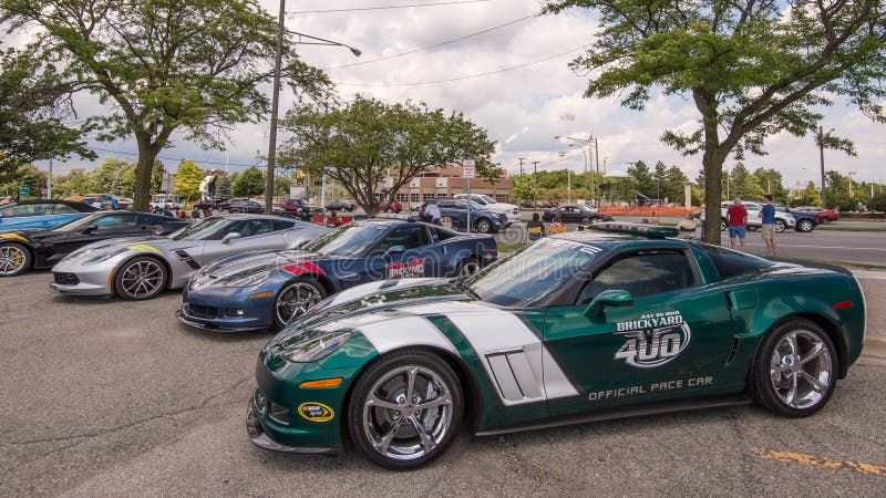 Quatre Chevrolet Corvette, y compris 2010 une voiture de pas grande de la briqueterie 400 du sport NASCAR, croisière de rêve de W photo stock Quatre Chevrolet Corvette, y compris 2010 une voiture de pas grande de la briqueterie 400 du sport NASCAR, croisière de rêve de W photo stock