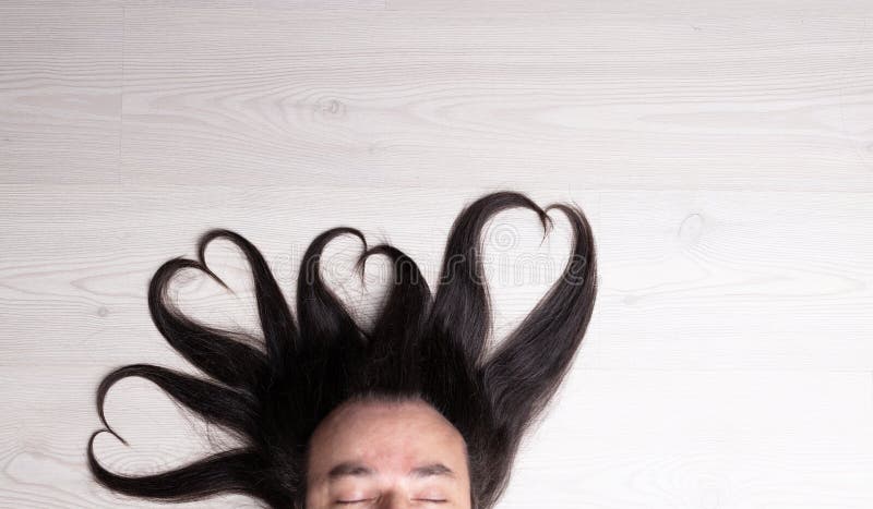 Quatre coeurs de cheveux au-dessus du ` s de l'homme se dirigent photos stock Quatre coeurs de cheveux au-dessus du ` s de l'homme se dirigent photos stock