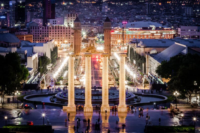 Quatre colonnes et Plaza de Espana la nuit images stock Quatre colonnes et Plaza de Espana la nuit images stock