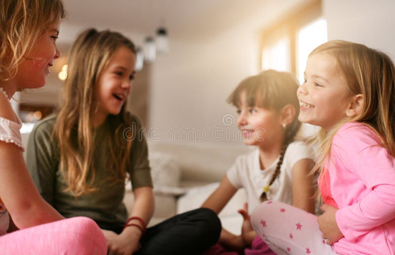 Quatre filles s'asseyant sur le plancher images libres de droits Quatre filles s'asseyant sur le plancher images libres de droits
