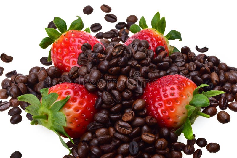 Quatre fraises mûres d'été avec les feuilles vert clair, arrosées avec les grains de café rôtis images stock Quatre fraises mûres d'été avec les feuilles vert clair, arrosées avec les grains de café rôtis images stock
