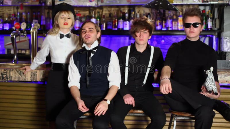 Quatre jeunes membres du groupe rock en noir et blanc banque de vidéos