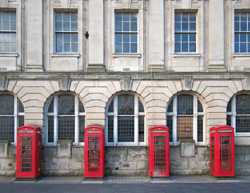 Quatro caixas vermelhas britânicas tradicionais do telefone fora de uma construção velha da estação de correios em Blackpool Ingl fotos de stock royalty free Quatro caixas vermelhas britânicas tradicionais do telefone fora de uma construção velha da estação de correios em Blackpool Ingl fotos de stock royalty free