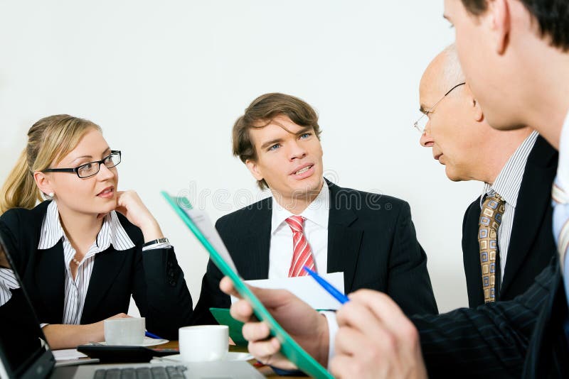Quatro empresários em uma reunião imagens de stock Quatro empresários em uma reunião imagens de stock