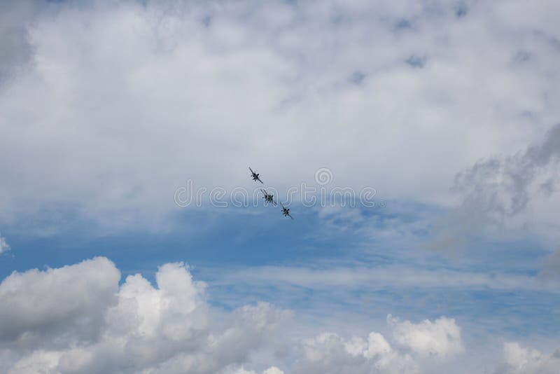 Quatro lutadores de combate dos aviões lutadores grandes um SU-34 militares poderosos fortes que voam no céu imagens de stock royalty free Quatro lutadores de combate dos aviões lutadores grandes um SU-34 militares poderosos fortes que voam no céu imagens de stock royalty free