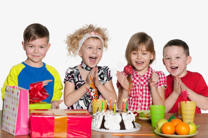 I bambini celebrano il compleanno alla tavola fotografie stock libere da diritti I bambini celebrano il compleanno alla tavola fotografie stock libere da diritti