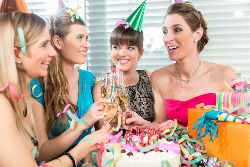 Quattro bei e donne allegre che tostano con il champagne immagini stock Quattro bei e donne allegre che tostano con il champagne immagini stock