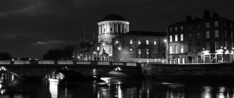 Quattro corti che costruiscono a Dublino, Irlanda alla notte immagine stock Quattro corti che costruiscono a Dublino, Irlanda alla notte immagine stock
