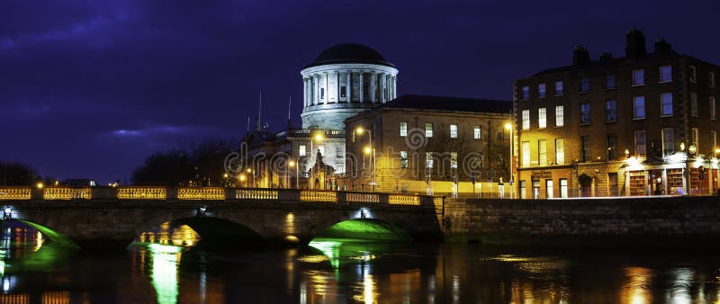 Quattro corti che costruiscono a Dublino, Irlanda alla notte immagini stock libere da diritti Quattro corti che costruiscono a Dublino, Irlanda alla notte immagini stock libere da diritti