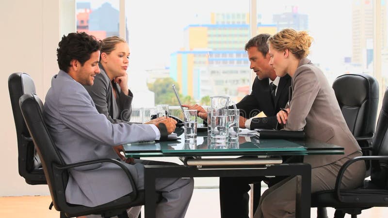 Quattro genti nel corso di una riunione d'affari