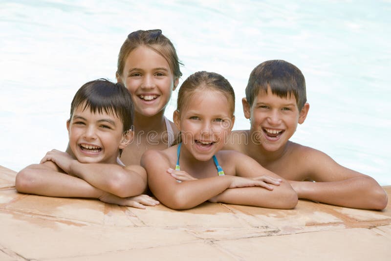 Quattro giovani amici nel sorridere della piscina immagine stock libera da diritti Quattro giovani amici nel sorridere della piscina immagine stock libera da diritti