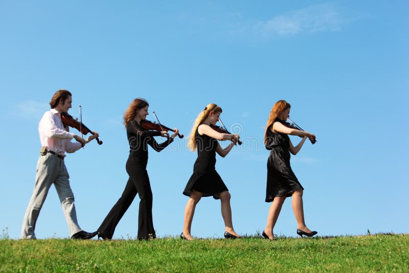 Quattro musicisti vanno giocare i violini contro il cielo fotografia stock Quattro musicisti vanno giocare i violini contro il cielo fotografia stock