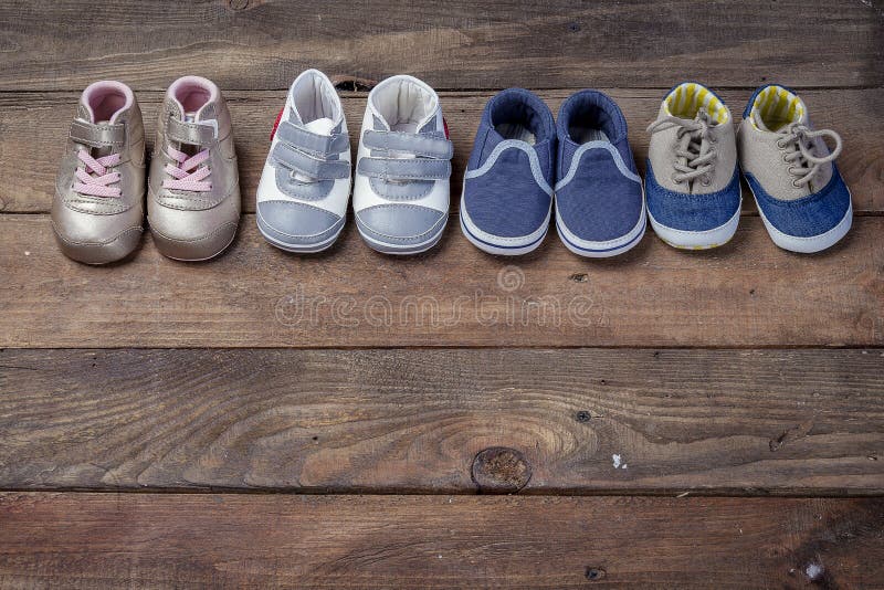 Quattro paia dei bottini del bambino fotografie stock Quattro paia dei bottini del bambino fotografie stock