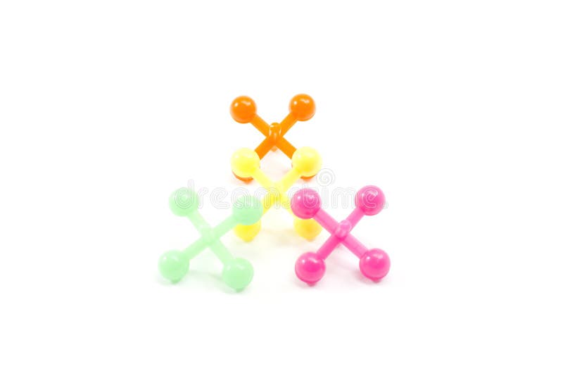 Quattro prese variopinte sistemate. Quattro prese variopinte hanno sistemato in una pila con verde, giallo, rosa ed arancio ready per il gioco di un bambino.