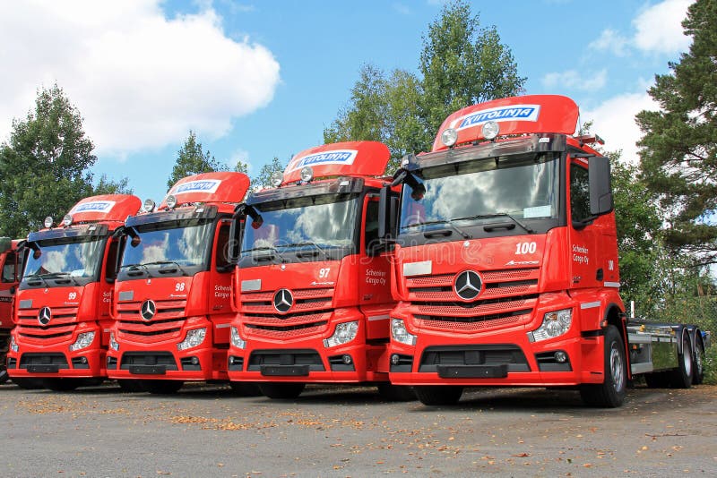 Quattro Rosso MercedesBenz Actros Trucks Immagine Stock