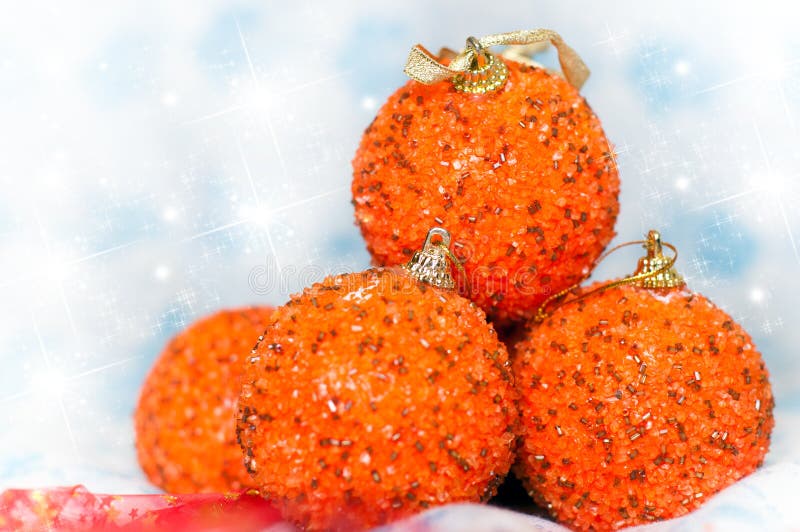 Quattro sfere brillanti arancioni di natale immagini stock libere da diritti
