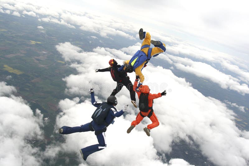 Quattro skydivers saltano da un aereo fotografia stock libera da diritti Quattro skydivers saltano da un aereo fotografia stock libera da diritti