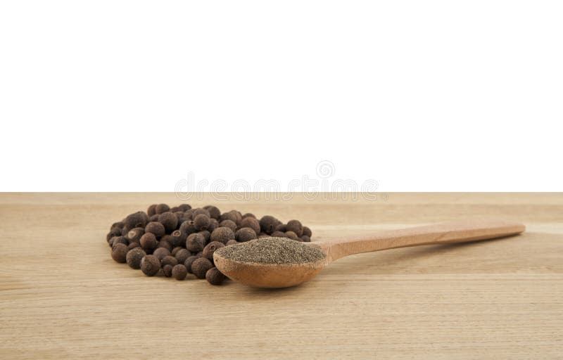 Quattro spezie in un cucchiaio di legno fotografie stock libere da diritti Quattro spezie in un cucchiaio di legno fotografie stock libere da diritti