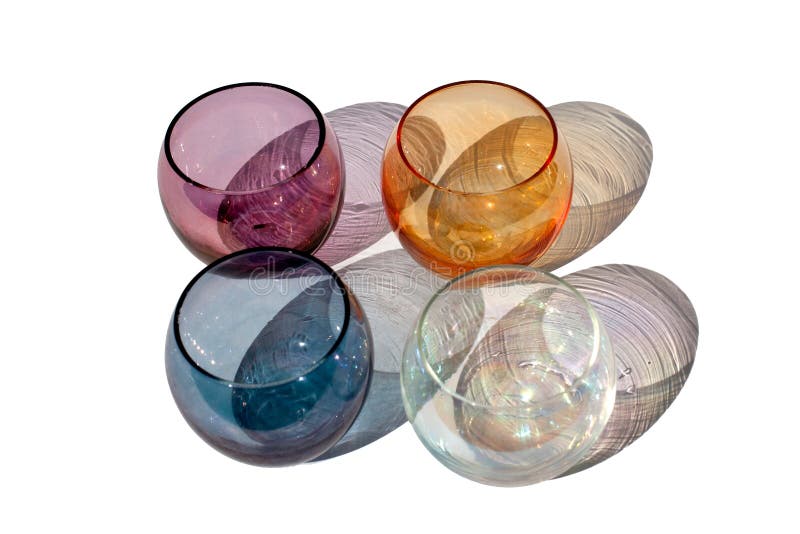 Quattro vetri rotondi d'annata multicolori su un fondo bianco con le belle ombre colorate al sole hanno isolato vicino su immagine stock Quattro vetri rotondi d'annata multicolori su un fondo bianco con le belle ombre colorate al sole hanno isolato vicino su immagine stock