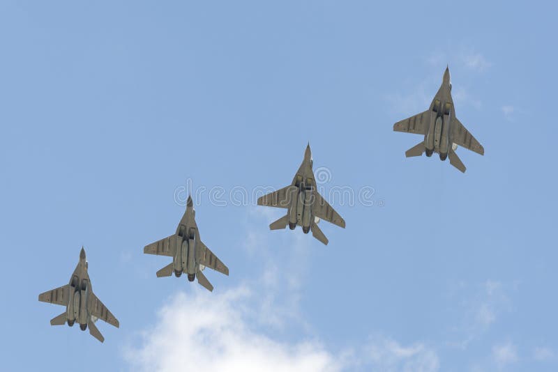 Quattro ærei militari MiG-29 che sorvolano il quadrato rosso immagine stock libera da diritti Quattro ærei militari MiG-29 che sorvolano il quadrato rosso immagine stock libera da diritti