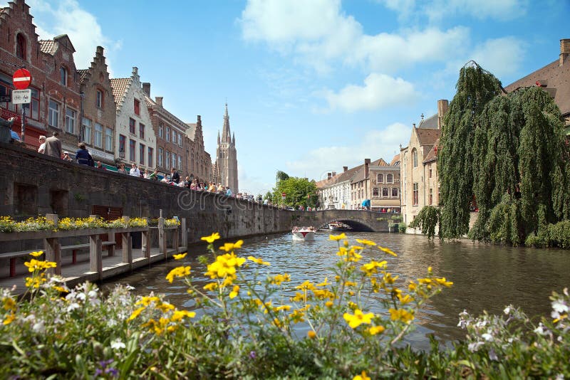 Quay del cannel di Dijver nel centro di Brugges immagine stock libera da diritti Quay del cannel di Dijver nel centro di Brugges immagine stock libera da diritti