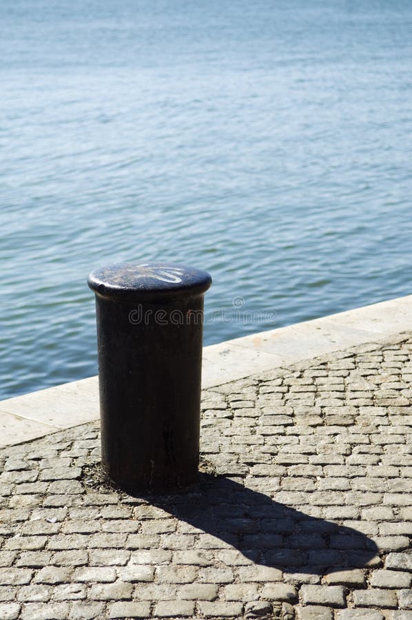 Ein Blick auf einen kurzen, zylindrischen Metall-post dauerhaft an einem pier oder quay, die oft als ein Poller auf denen ein Schiff gebunden ist, während angedockt.