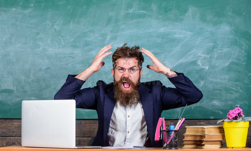Que pensamento estúpido A expressão agressiva do professor farpado do homem senta o fundo do quadro da sala de aula Maravilha des fotos de stock royalty free Que pensamento estúpido A expressão agressiva do professor farpado do homem senta o fundo do quadro da sala de aula Maravilha des fotos de stock royalty free