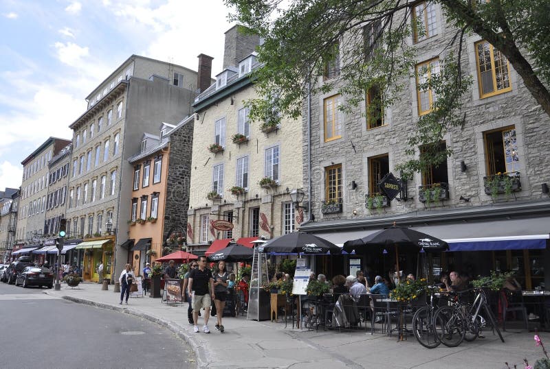 Quebec City 28th Juni: Färgrika stenhus från boulevarden Champlain av Quebec City i Kanada royaltyfri bild Quebec City 28th Juni: Färgrika stenhus från boulevarden Champlain av Quebec City i Kanada royaltyfri bild