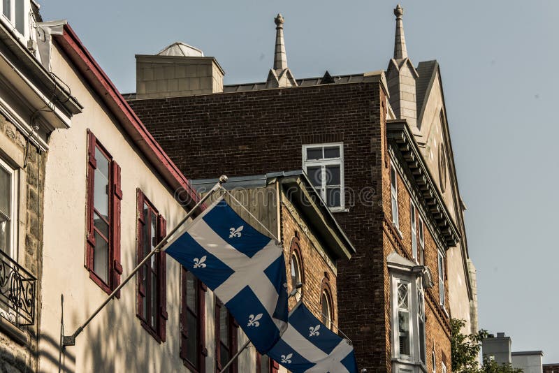 Quebec-Flagge vor einem alten Haus des älteren Teils von Québec-Stadt in der unteren Stadt - basse ville lizenzfreies stockfoto Quebec-Flagge vor einem alten Haus des älteren Teils von Québec-Stadt in der unteren Stadt - basse ville lizenzfreies stockfoto