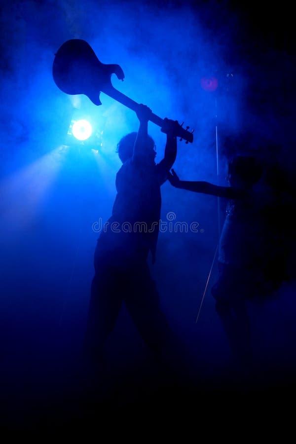 Quebra da guitarra da silhueta imagem de stock royalty free Quebra da guitarra da silhueta imagem de stock royalty free