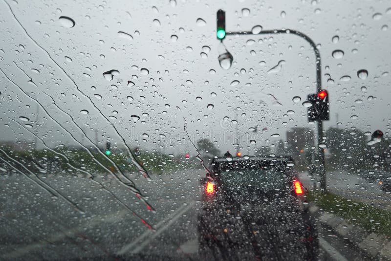 Quebra de chuva caindo no para-brisas do carro