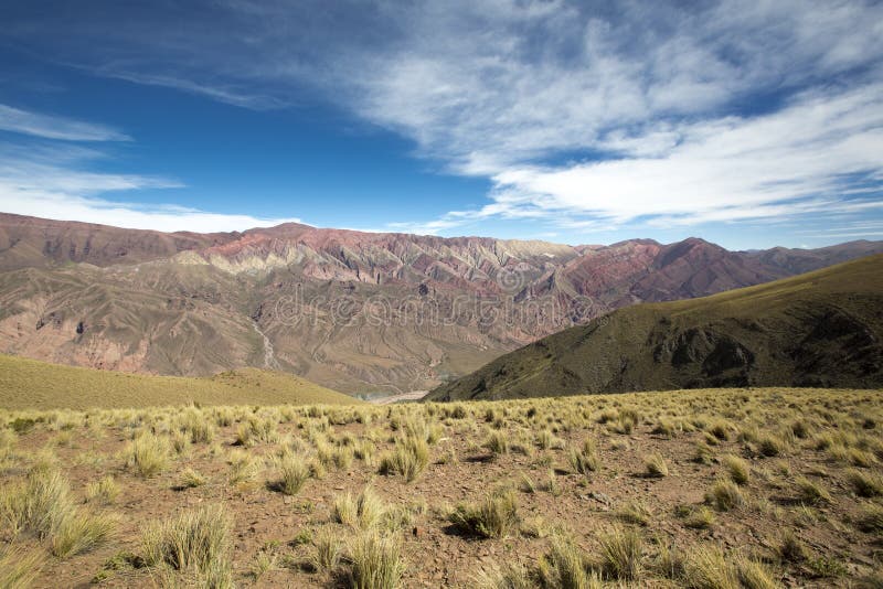Quebrada de Humahuaca, Argentina do norte. Montanha de quatorze cores, Quebrada de Humahuaca contra um céu azul, Argentina do norte