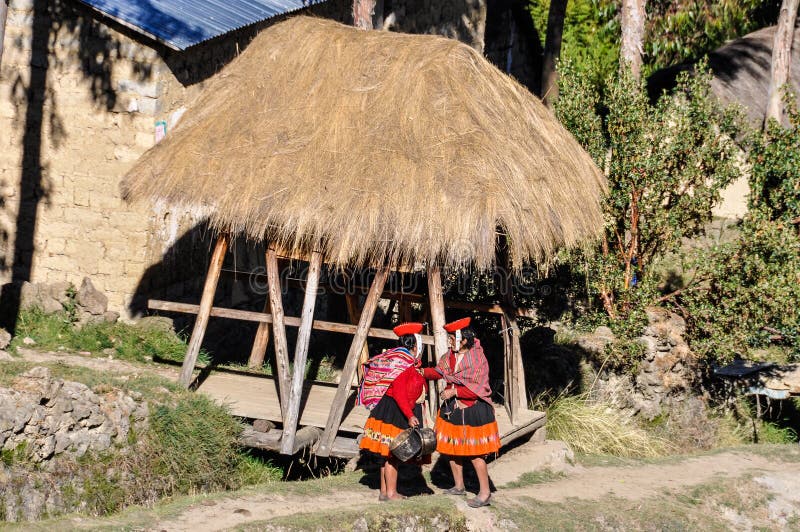 Quechua vrouw in een dorp in de Andes, Ollantaytambo, Peru stock foto Quechua vrouw in een dorp in de Andes, Ollantaytambo, Peru stock foto